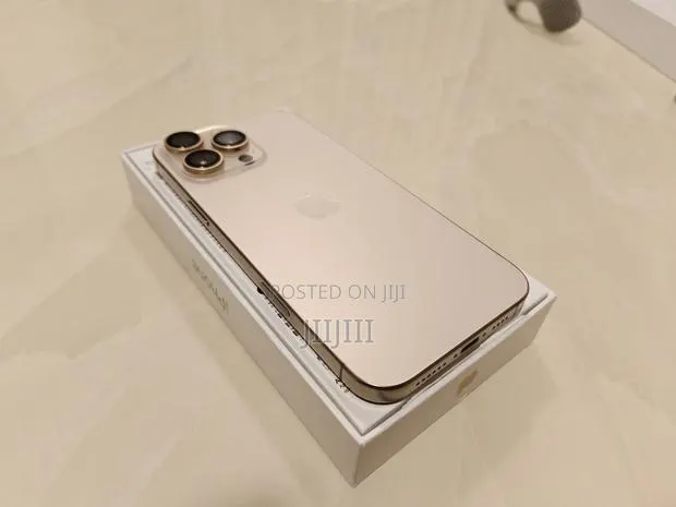 Apple iPhone 16 Pro Max 256 GB Gold · Photo 1