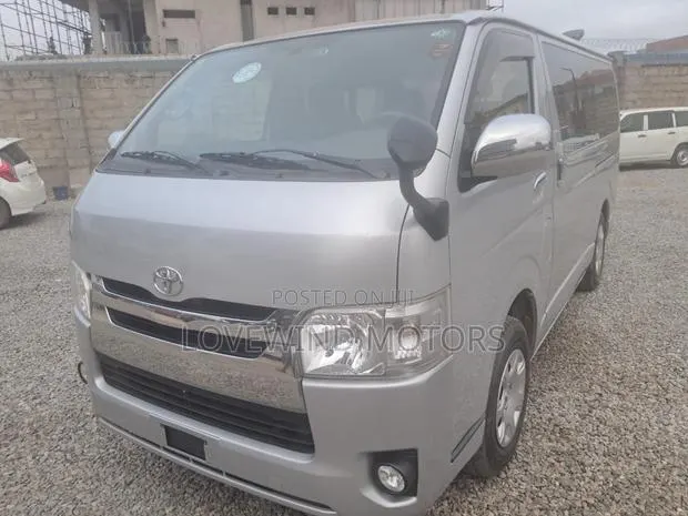 Toyota HiAce 2015 Silver · Photo 1