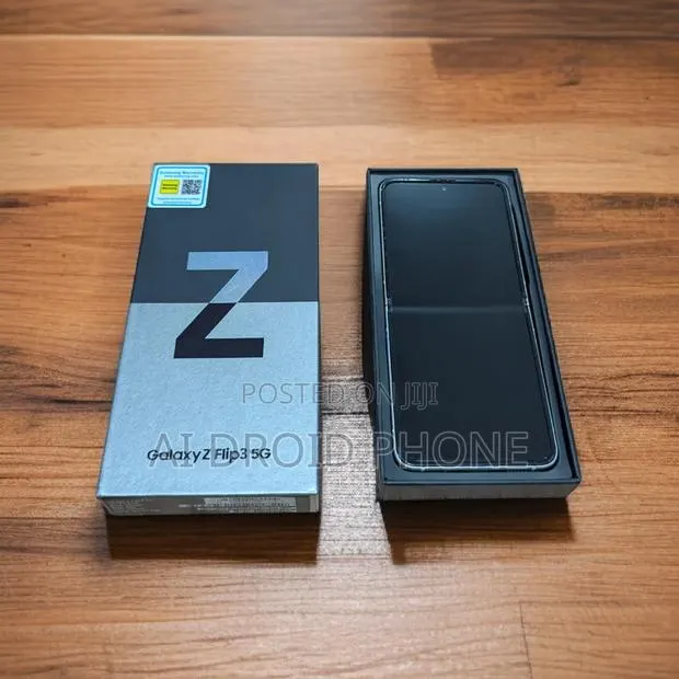 New Samsung Galaxy Z Flip 3 256 GB Black · Photo 1