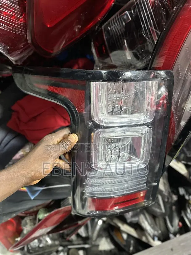 Range Rover Vogue 2017 Taillight · Photo 1