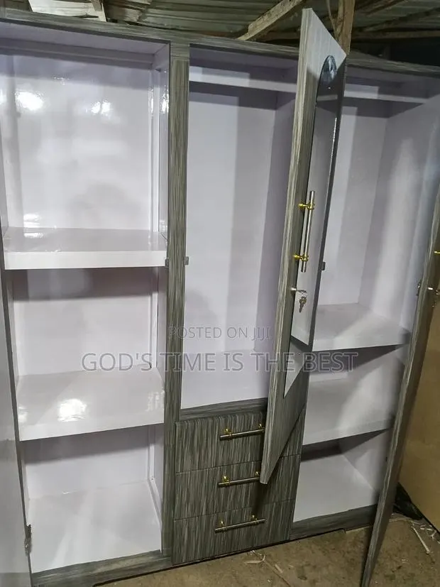 Triple Doors Wardrobe · Photo 1