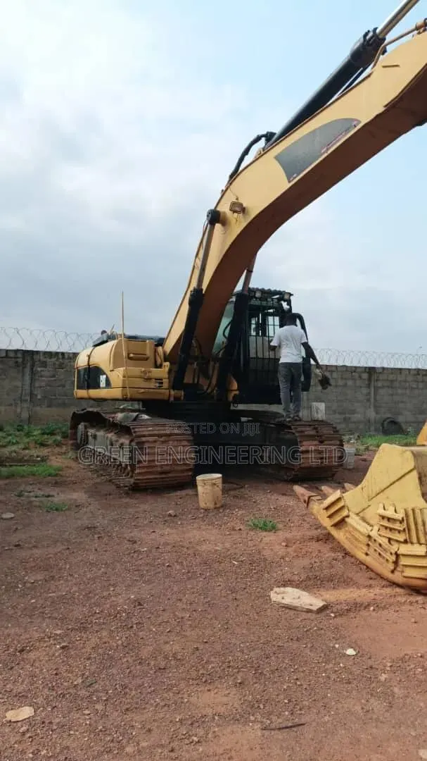 330dl Cat Excavator · Photo 1