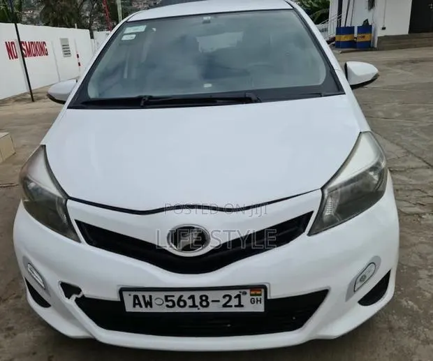 Toyota Vitz 1.0 FWD 3dr 2012 White · Photo 1
