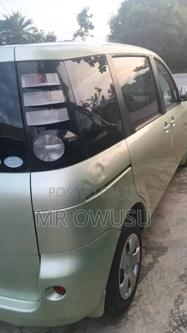 Toyota Sienta 1.5 AWD 2012 Pearl · Photo 1
