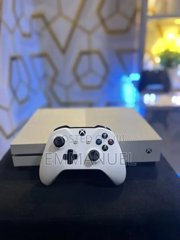 Xbox One S in Excellent Condition + 17 Games 1tb · Photo 1