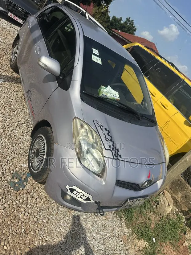 Toyota Vitz 1.3 FWD 5dr 2010 Gray · Photo 1