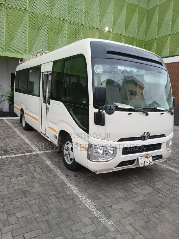 Toyota HiAce 2023 White · Photo 1
