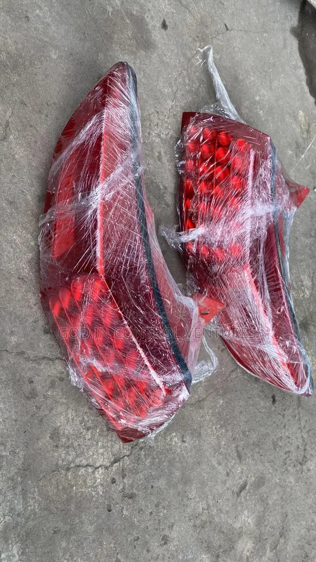 Hyundai FX35 Tail Light Pair · Photo 1