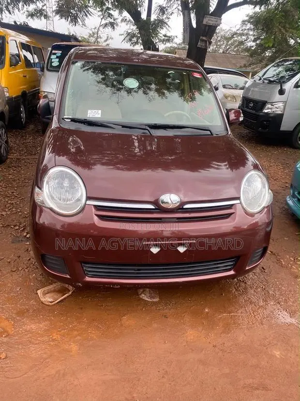 Toyota Sienta 1.5 FWD 2013 Burgundy · Photo 1