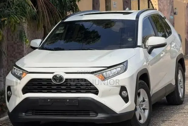 Toyota RAV4 XLE AWD 2019 White · Photo 1