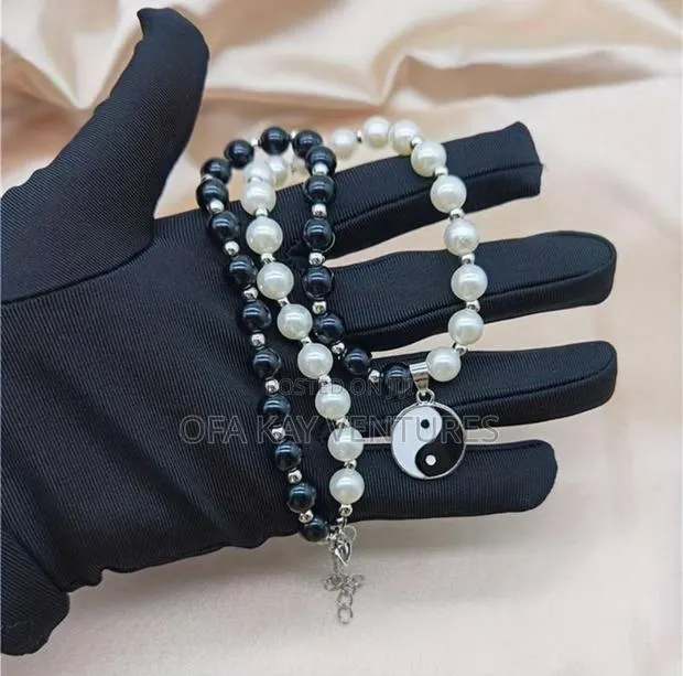 Ying Yang Necklace Black/White · Photo 2