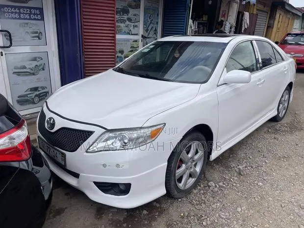 Toyota Camry LE 4dr Sedan (2.5L 4cyl 6AM) 2010 White · Photo 1