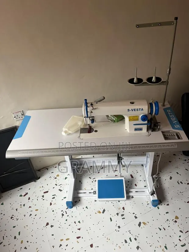 Indutrial Sewing Machine · Photo 1