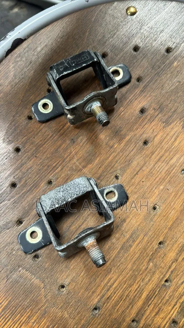 Nissan Juke 2010,2011,2012,2013,2014,2015,2016,2017,2018 Boot Hinge · Photo 1