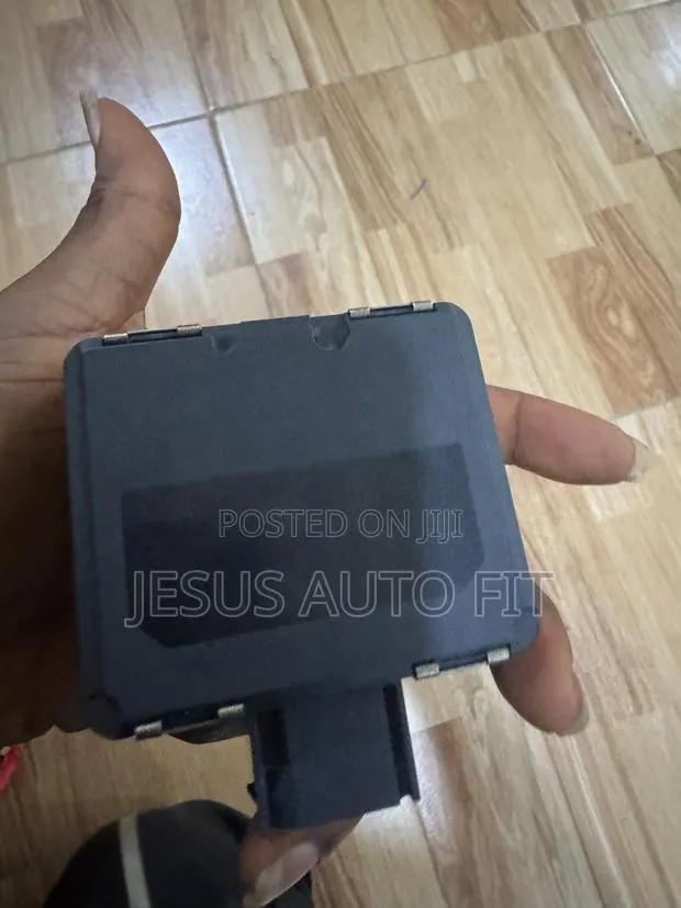 2021-2023 Range Rover Velar Front Radar Sensor M8a2-9g768-Ae · Photo 1