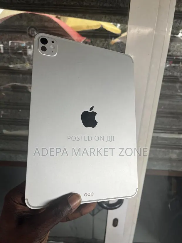 Apple iPad Pro 11 (2025) 256 GB Silver · Photo 1
