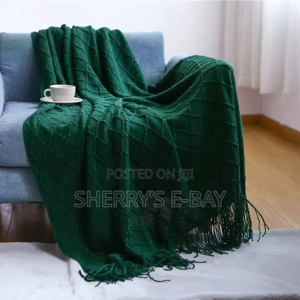 Throw Blanket With Tassel · Photo 1