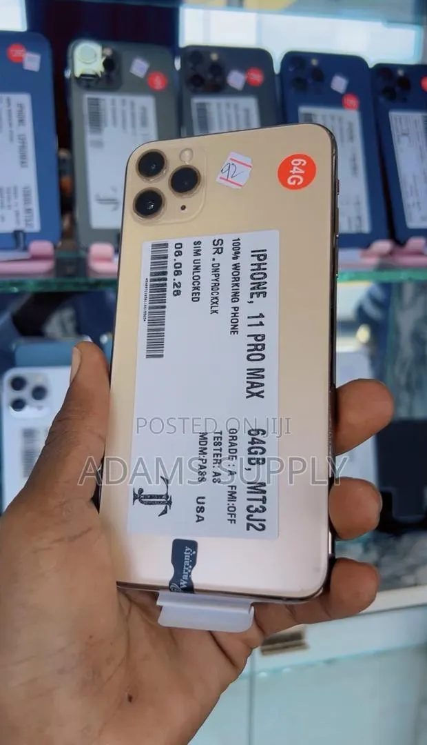 Apple iPhone 11 Pro Max 64 GB Gold · Photo 1