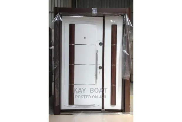 Humble White Door With All Accessories · Photo 1