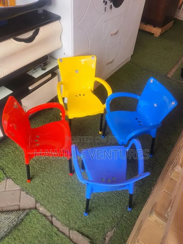 Plastic Kids Chair · Photo 1