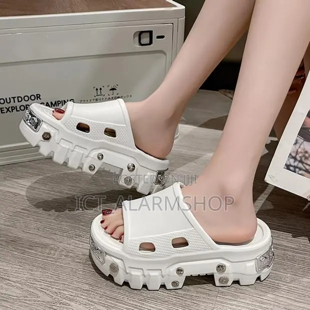 Thick-Soled Height Slippers · Photo 1