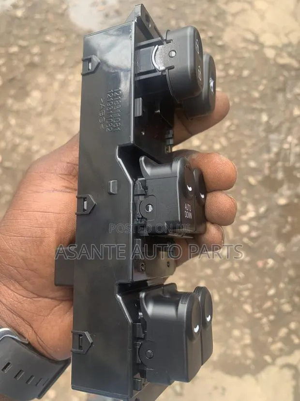 Hyundai Accent 2012 Power Window Switch · Photo 1