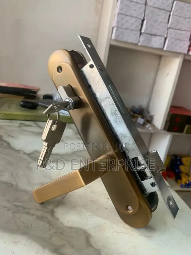 Daniels Quality Wooden Door Lock. · Photo 1