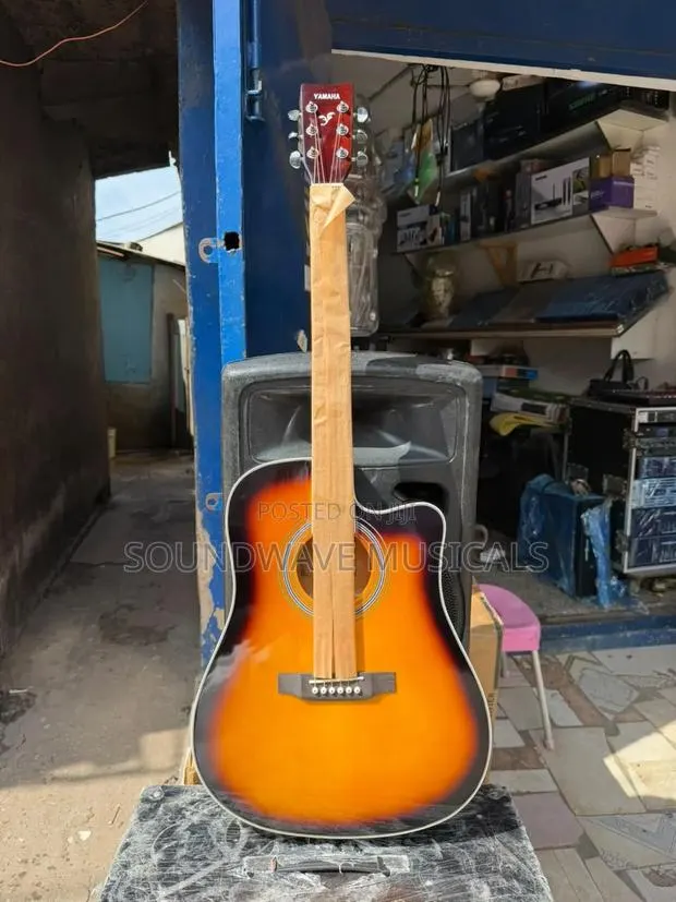 Yamaha Semi Acoustic · Photo 1