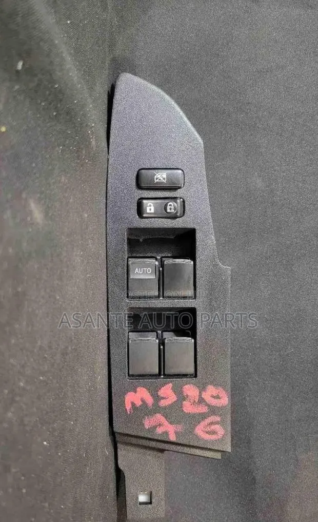 Toyota Corolla 2014-2019 Power Window Switch · Photo 1