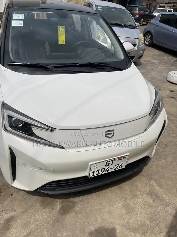 Car 2019 White · Photo 1