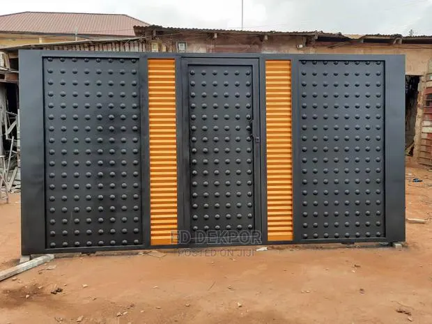 Entrance Sliding Gate · Photo 1