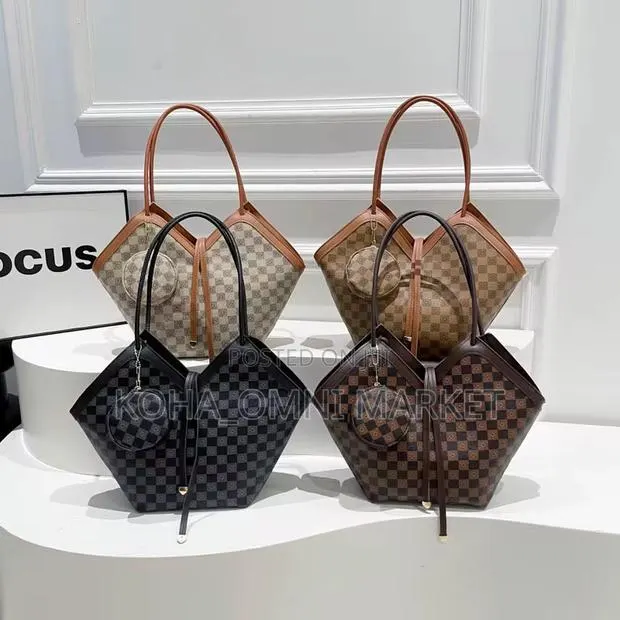 V-Shaped Checkered Tote Bags · Photo 1