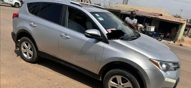 Toyota RAV4 2015 Silver · Photo 1
