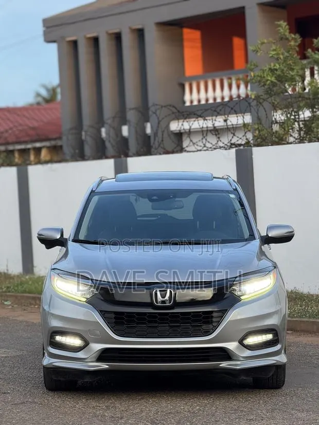 Honda HR-V Touring AWD 2019 Silver · Photo 1