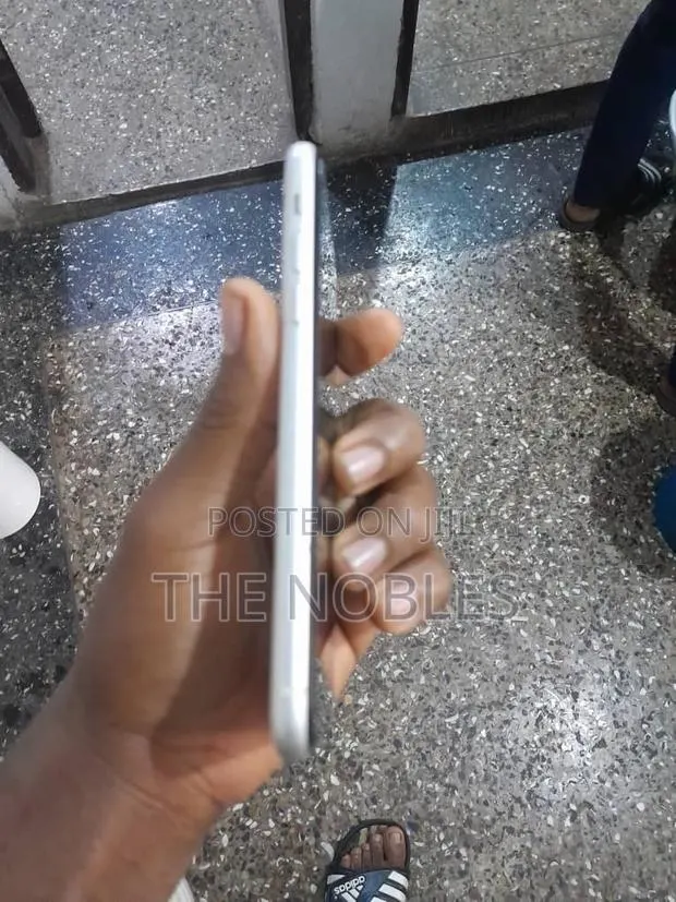 Apple iPhone 11 64 GB White · Photo 1