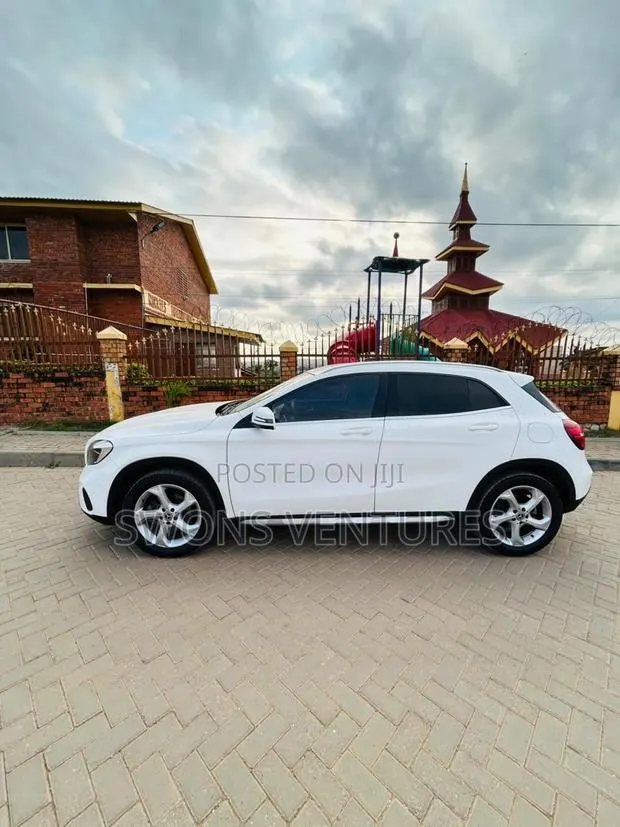 Mercedes-Benz GLA-Class 2017 White · Photo 1