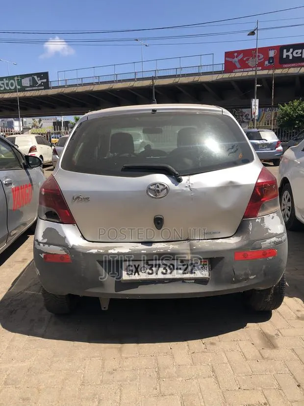 Toyota Vitz 1.3 FWD 5dr 2010 Gray · Photo 1