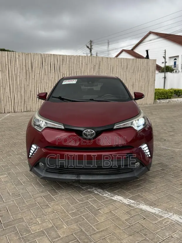 Toyota C-HR XLE FWD Sport Utility (2.0L 4cyl 2AM) 2018 Red · Photo 1