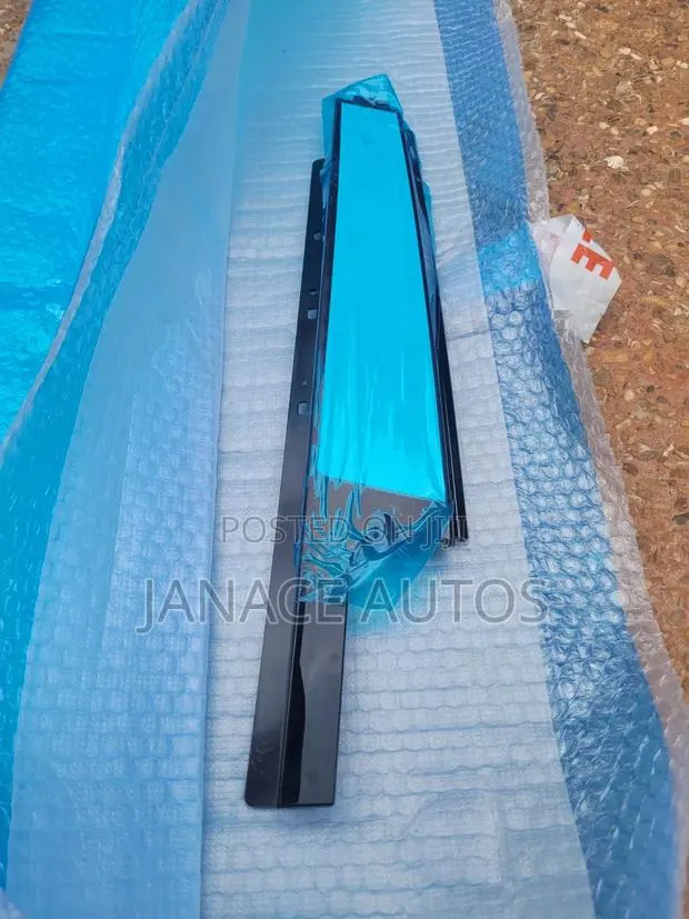 Land Rover Evoque L538 Rear Right B Pillar Trim · Photo 1