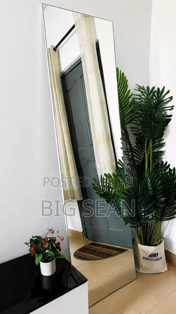 Standing Mirror · Photo 1