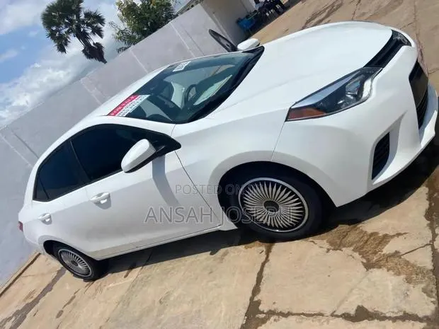Toyota Corolla LE Eco 4dr Sedan (1.8L 4cyl CVT) 2015 White · Photo 1
