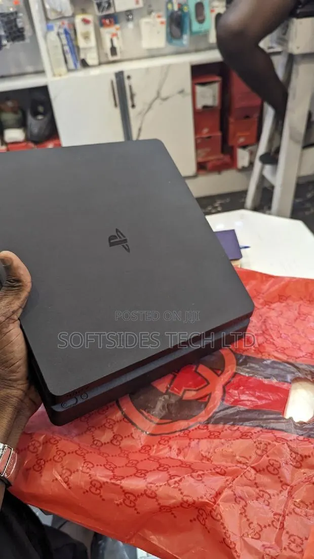 Uk Pre-owned Ps4 Slim 500gb + 2 Controller + 8 Games - Limited Stock! · Photo 1