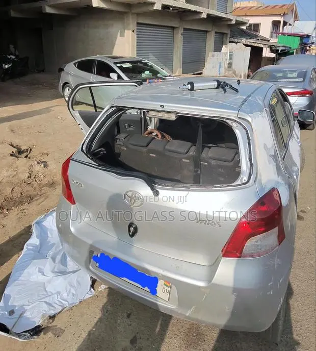 2006 to 2010 Toyota Vitz/Yaris Heated Back Tailgate Window Back Glass · Photo 1