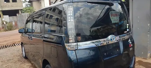 Toyota Voxy 2014 Blue · Photo 1