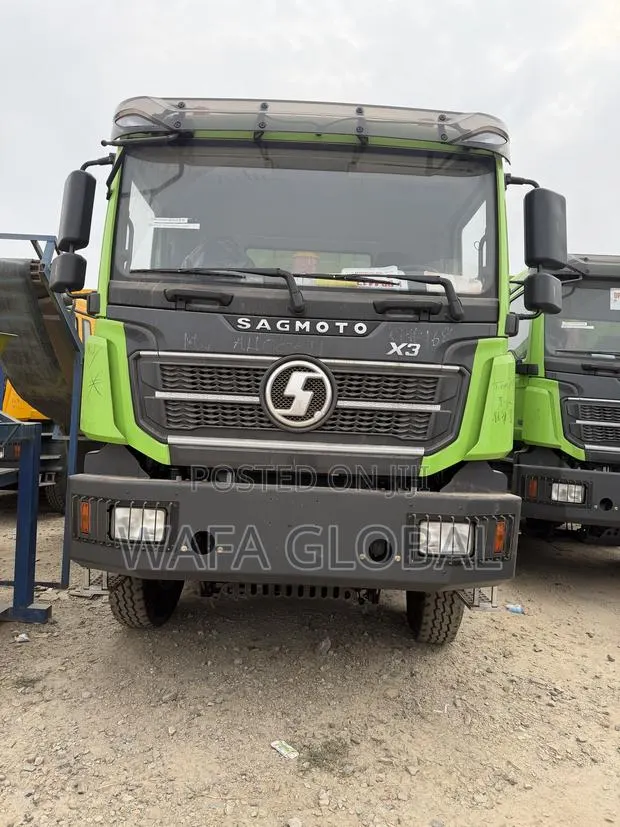 8X4 Tipper Truck · Photo 1