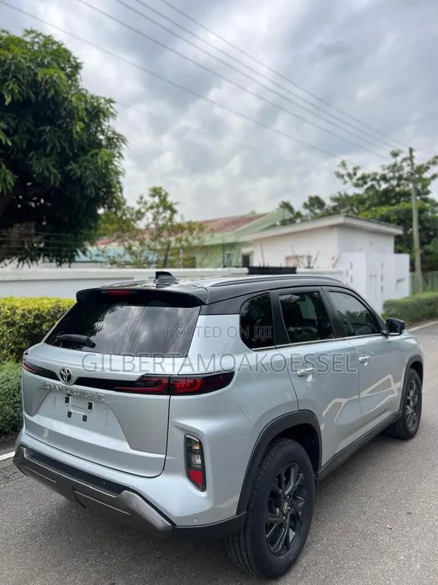 Toyota Urban Cruiser 2024 Silver · Photo 1