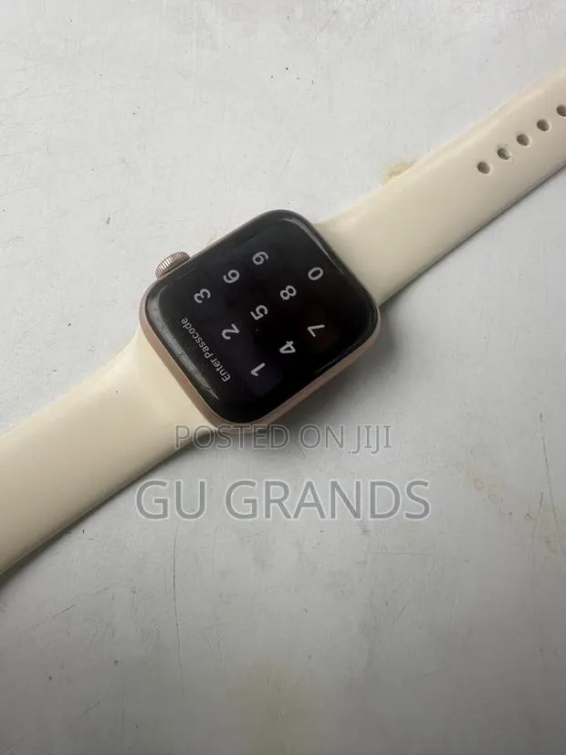 Apple Watch Series 4 · Photo 1