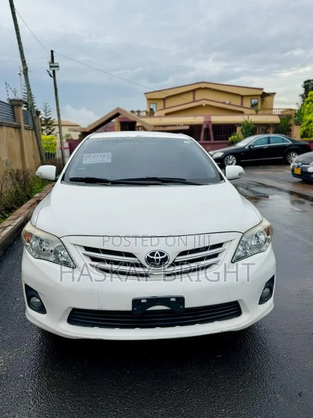 Toyota Corolla 2013 White · Photo 1
