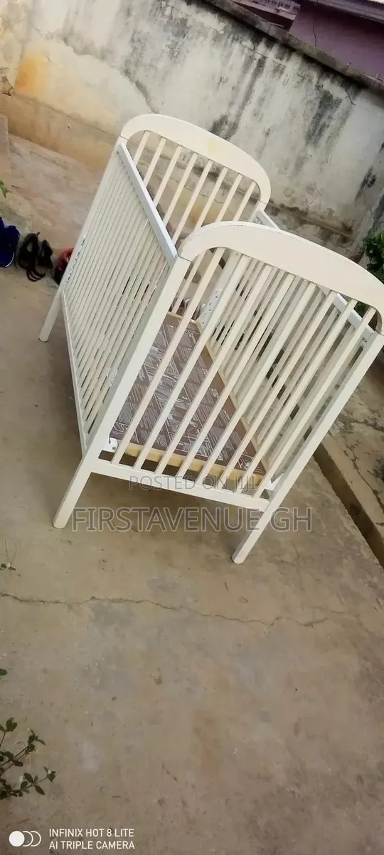 Baby's Cot · Photo 2