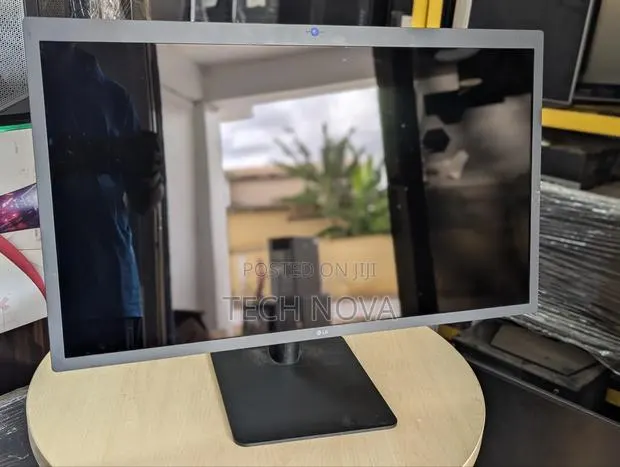 LG 27" 27md5ka-B Ultrafine (5120 X 2880) Ips Monitor for Macbook · Photo 1